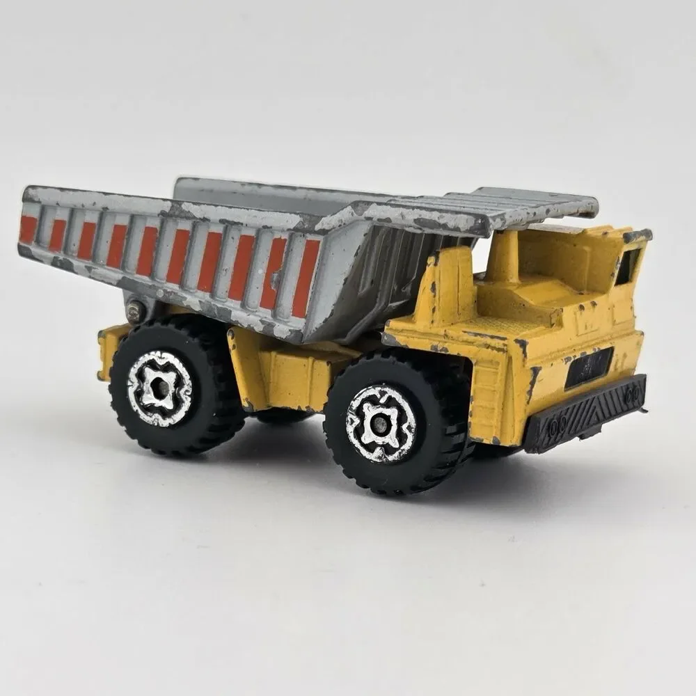 Vintage~1989 Matchbox Int'l LTD~Dump Truck~Yellow with Grey Bed ~1:140